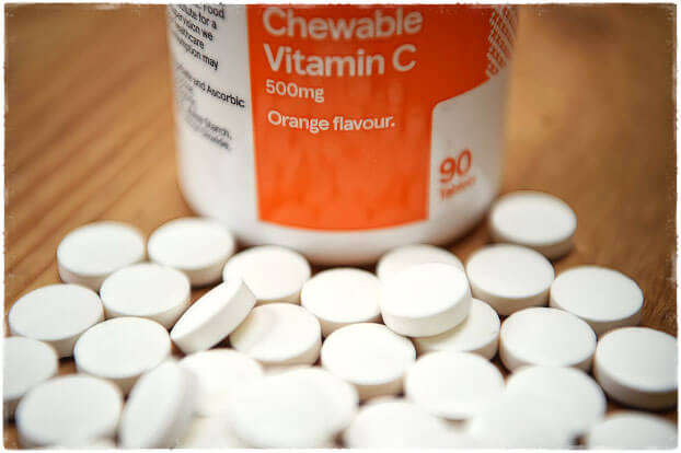 Витамин C таблетки на столе