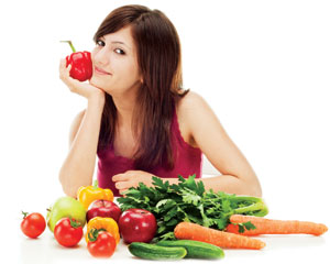 Девушка на диете с фруктами и овощами