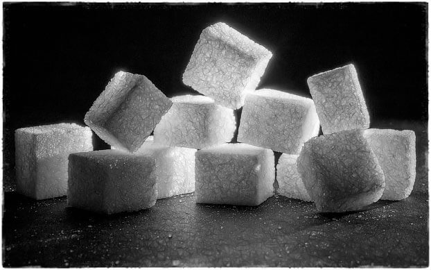 Сахар на столе кубиками