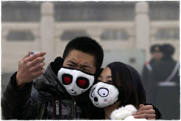 Люди в масках в центре Пекина